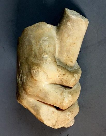 Main provenant d'une statue tenant un rouleau....