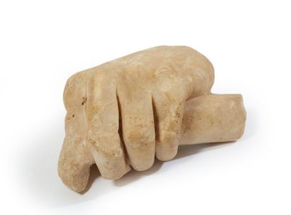 Main provenant d'une statue tenant un rouleau....