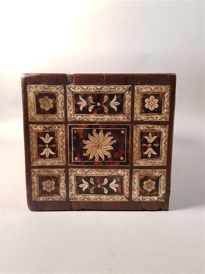 Petit coffre rectangulaire dit bargueno en...