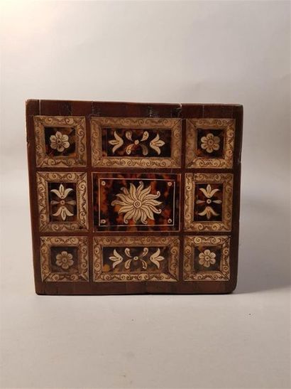 Petit coffre rectangulaire dit bargueno en...
