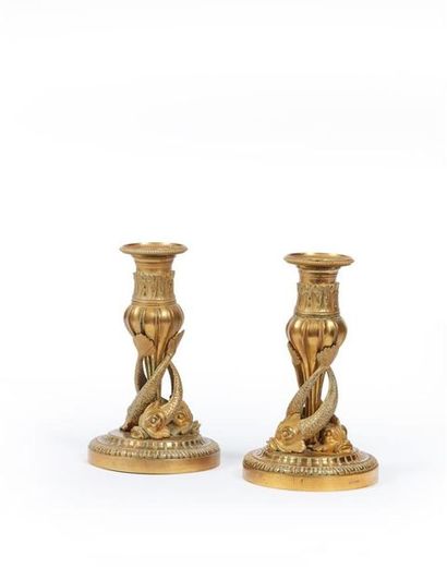 Paire de bougeoirs de toilette en bronze...