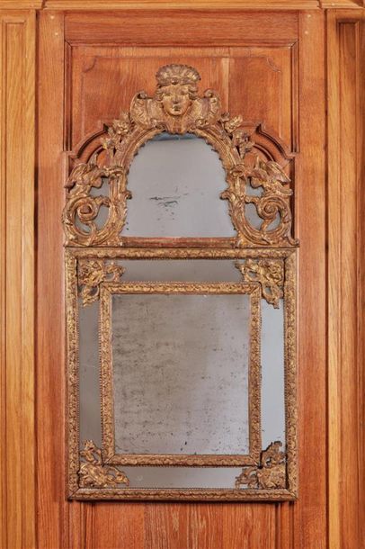 Miroir à parcloses en bois sculpté et doré,...
