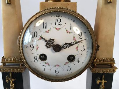 Petite pendule portique en marbre blanc,...