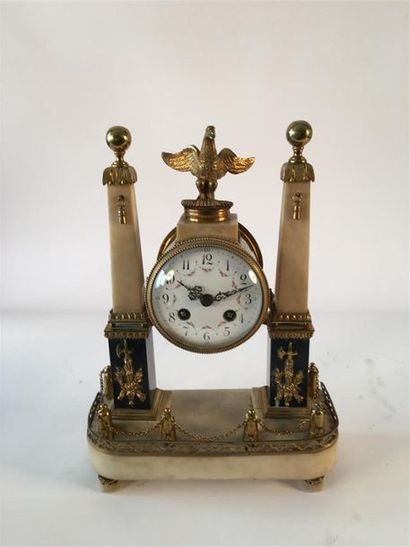 Petite pendule portique en marbre blanc,...