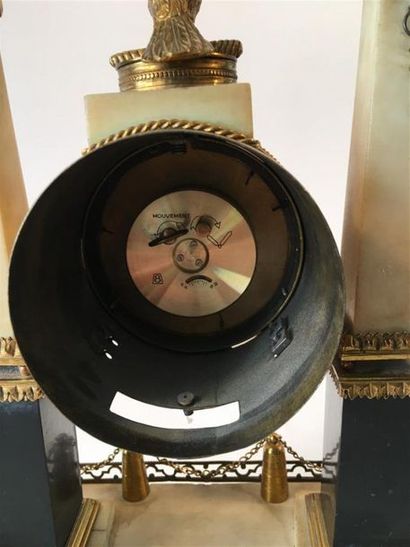 Petite pendule portique en marbre blanc,...