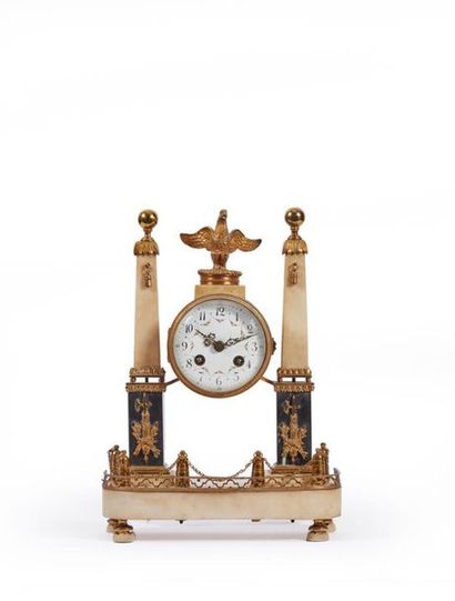 Petite pendule portique en marbre blanc,...