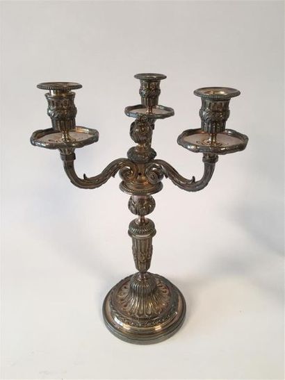 Candélabre à trois bras de lumière en bronze...