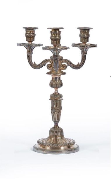 Candélabre à trois bras de lumière en bronze...