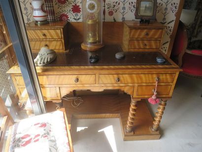 Bureau à caissons en bois fruitier incrusté...