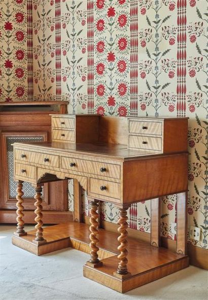 Bureau à caissons en bois fruitier incrusté...