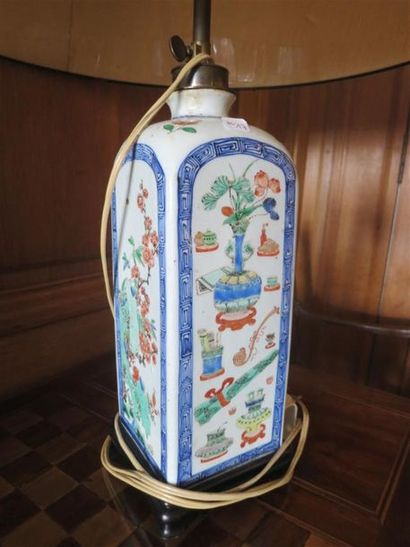 CHINE
Bouteille carrée en porcelaine à décor...