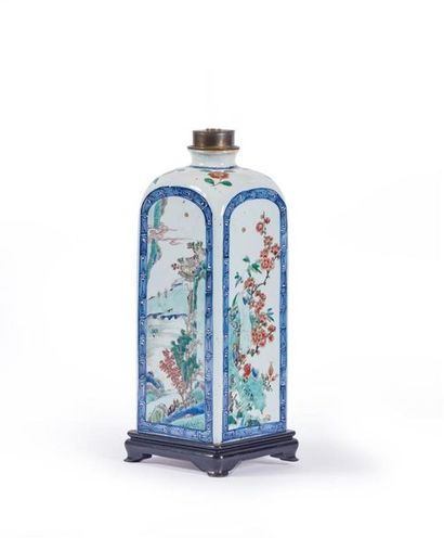 CHINE
Bouteille carrée en porcelaine à décor...