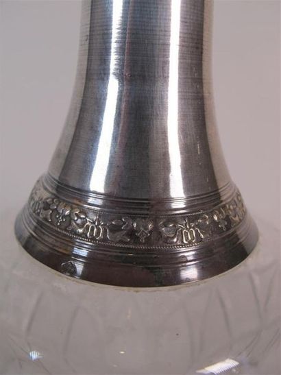 Carafon en verre taillé, la monture et le...