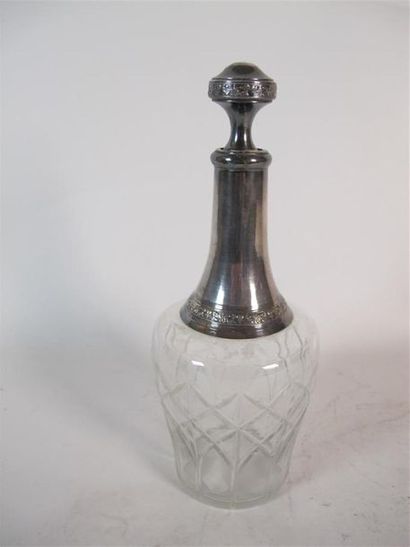 Carafon en verre taillé, la monture et le...