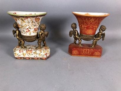 Paire de jardinières portées par deux putti,...
