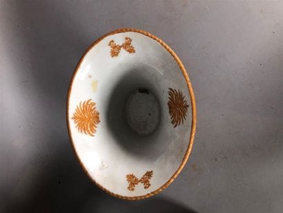 Paire de jardinières portées par deux putti,...
