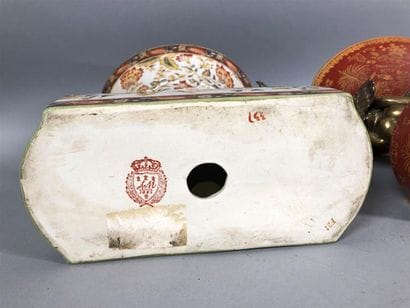 Paire de jardinières portées par deux putti,...