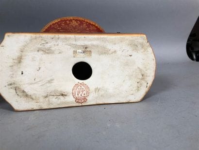 Paire de jardinières portées par deux putti,...