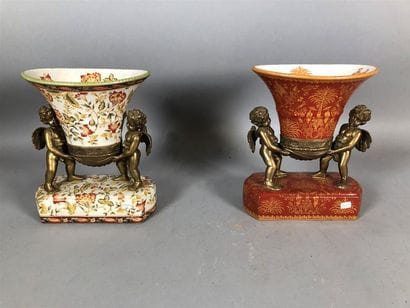 Paire de jardinières portées par deux putti,...