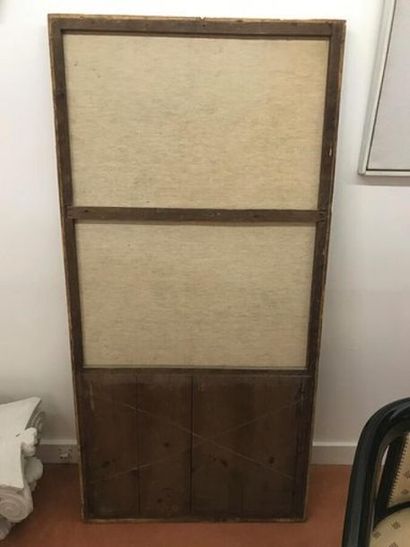 Un petit trumeau en bois doré à décor en...