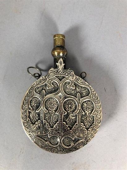 Gourde métallique de style arabe. Haut. :...