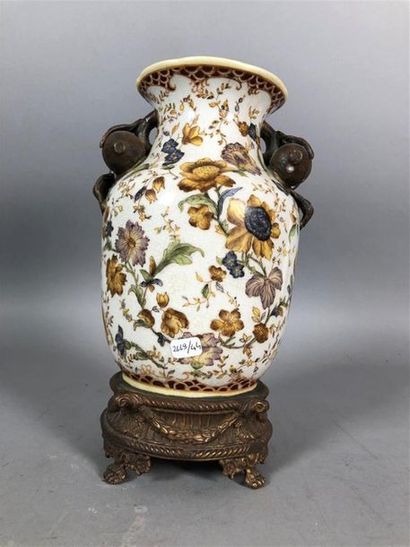Vase balustre en céramique à décor floral,...