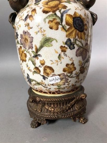 Vase balustre en céramique à décor floral,...