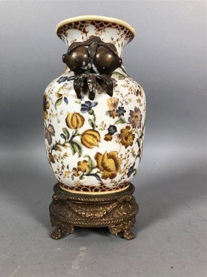 Vase balustre en céramique à décor floral,...