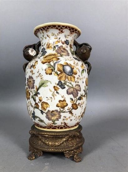 Vase balustre en céramique à décor floral,...