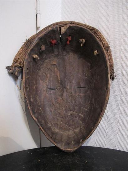 Masque en bois sculpté et teinté, bandeau...