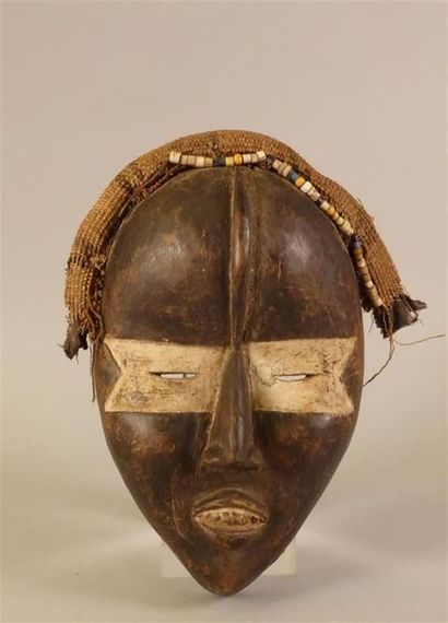 Masque en bois sculpté et teinté, bandeau...
