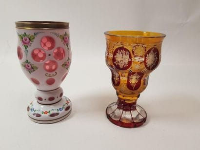 Deux verres émaillés et gravés sur piédouche...