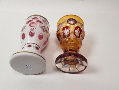Deux verres émaillés et gravés sur piédouche...