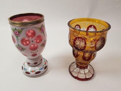 Deux verres émaillés et gravés sur piédouche...