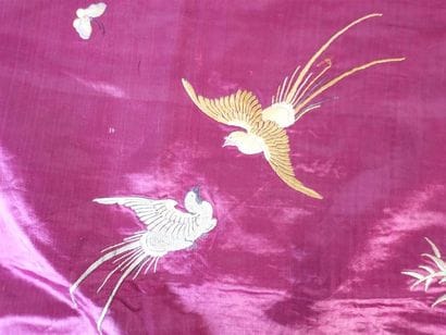 Tenture chinoise en soie violette à décor...
