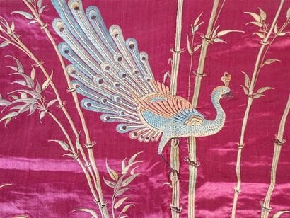 Tenture chinoise en soie violette à décor...