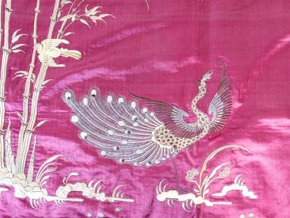 Tenture chinoise en soie violette à décor...