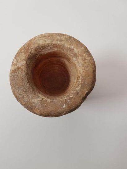 Vase en albâtre rubané à lèvre ourlée
Egypte,...