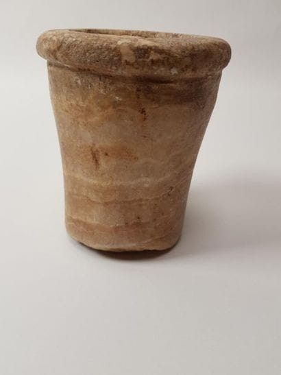 Vase en albâtre rubané à lèvre ourlée
Egypte,...