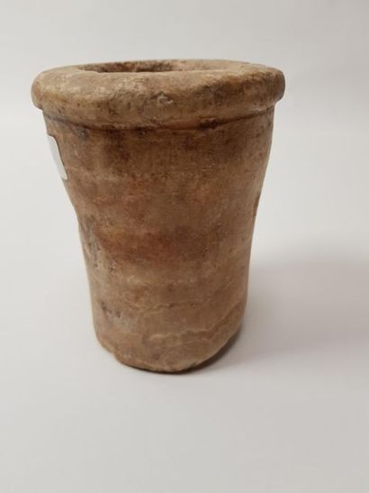 Vase en albâtre rubané à lèvre ourlée
Egypte,...