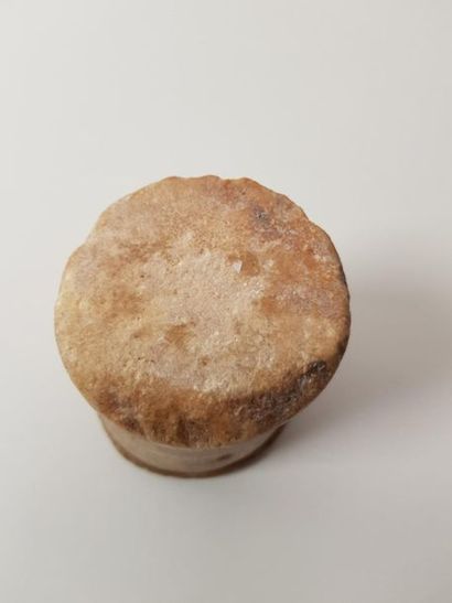 Vase en albâtre rubané à lèvre ourlée
Egypte,...