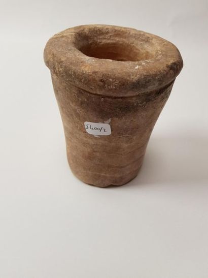 Vase en albâtre rubané à lèvre ourlée
Egypte,...