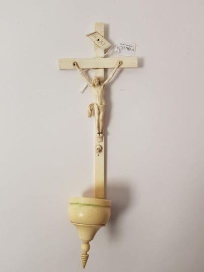 Bénitier d'applique en ivoire avec légers...
