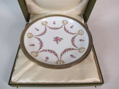 SÈVRES
Présentoir en porcelaine, à décor...