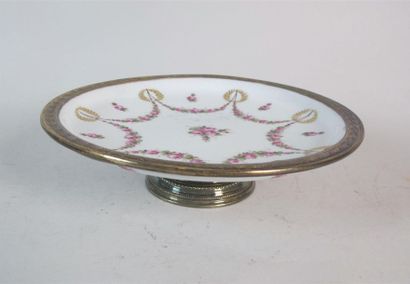 SÈVRES
Présentoir en porcelaine, à décor...