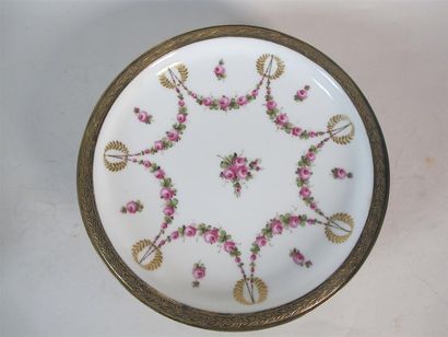 SÈVRES
Présentoir en porcelaine, à décor...