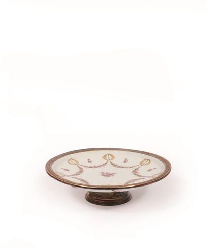 SÈVRES
Présentoir en porcelaine, à décor...