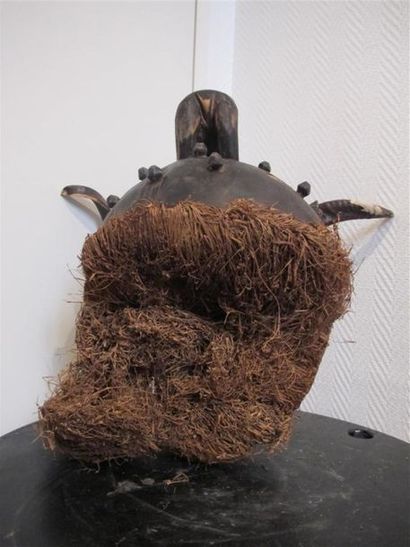 Masque casque anthropomorphe, cornes et petit...
