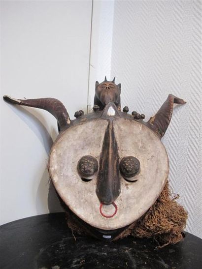 Masque casque anthropomorphe, cornes et petit...