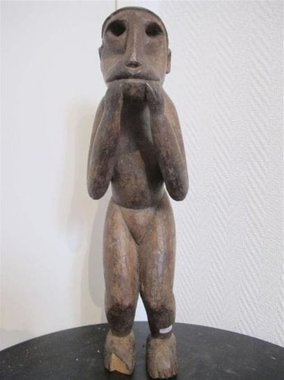 Singe en bois sculpté, debout, les mains...